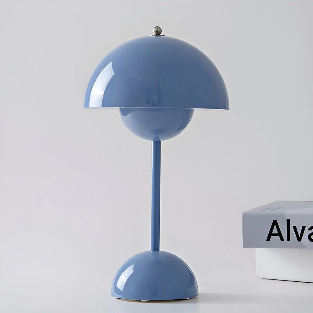 Dekorative Tischlampe aus Metall, skandinavisch, als Blickfang im Eingangsbereich oder auf dem Sideboard.