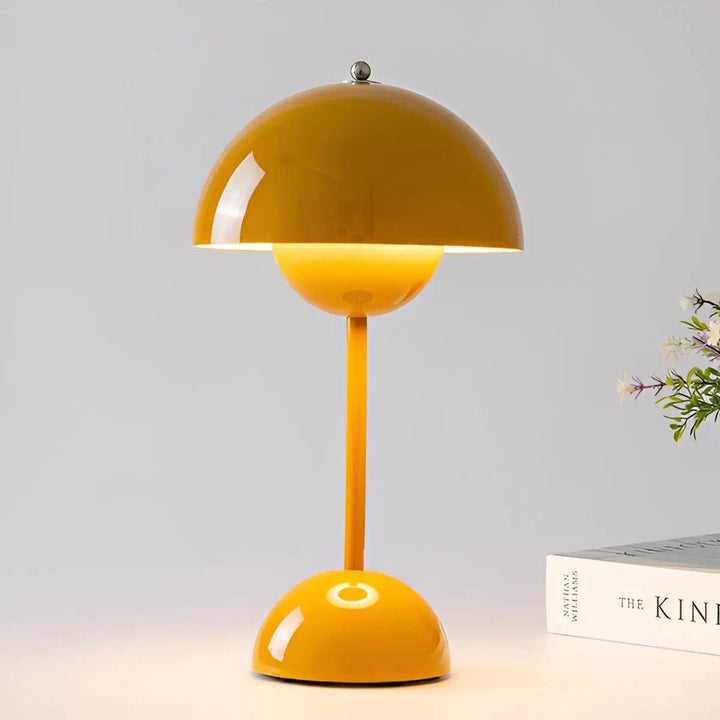 Moderne skandinavische Metalllampe, perfekt als Schreibtischlampe oder Ambientebeleuchtung.