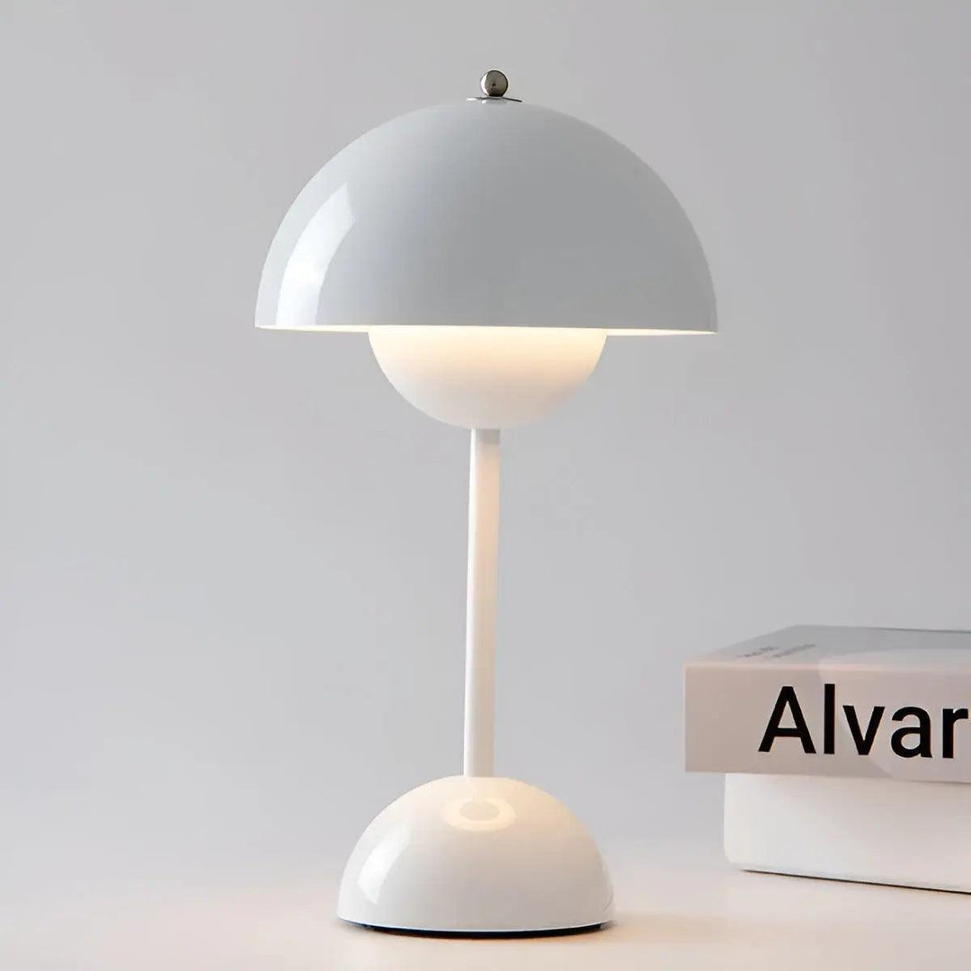 Hochwertige skandinavische Tischlampe aus Metall für langlebige und stilvolle Beleuchtung.