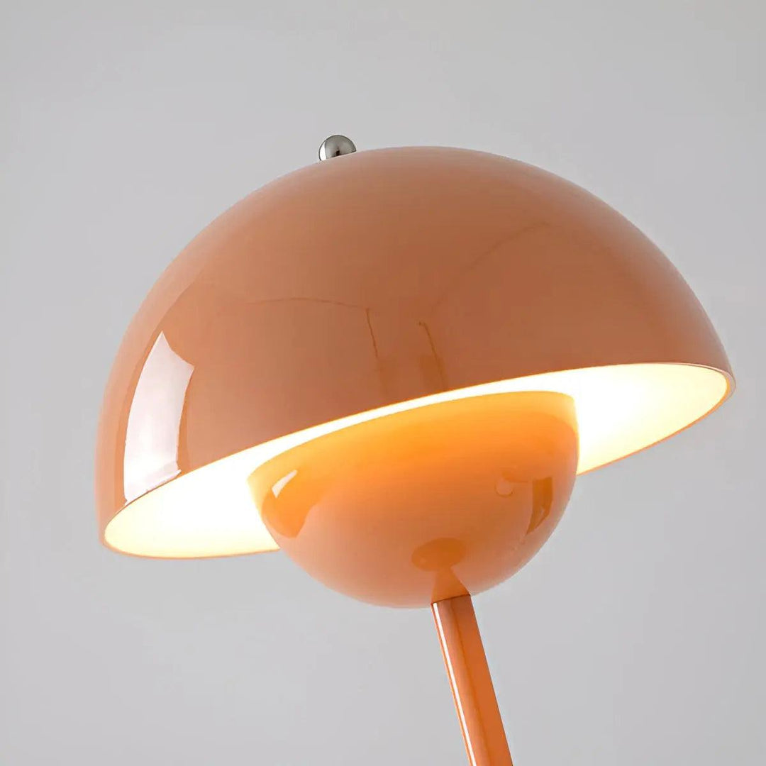 Stilvolle skandinavische Tischlampe für stimmungsvolle Beleuchtung im Wohnzimmer und Schlafzimmer.