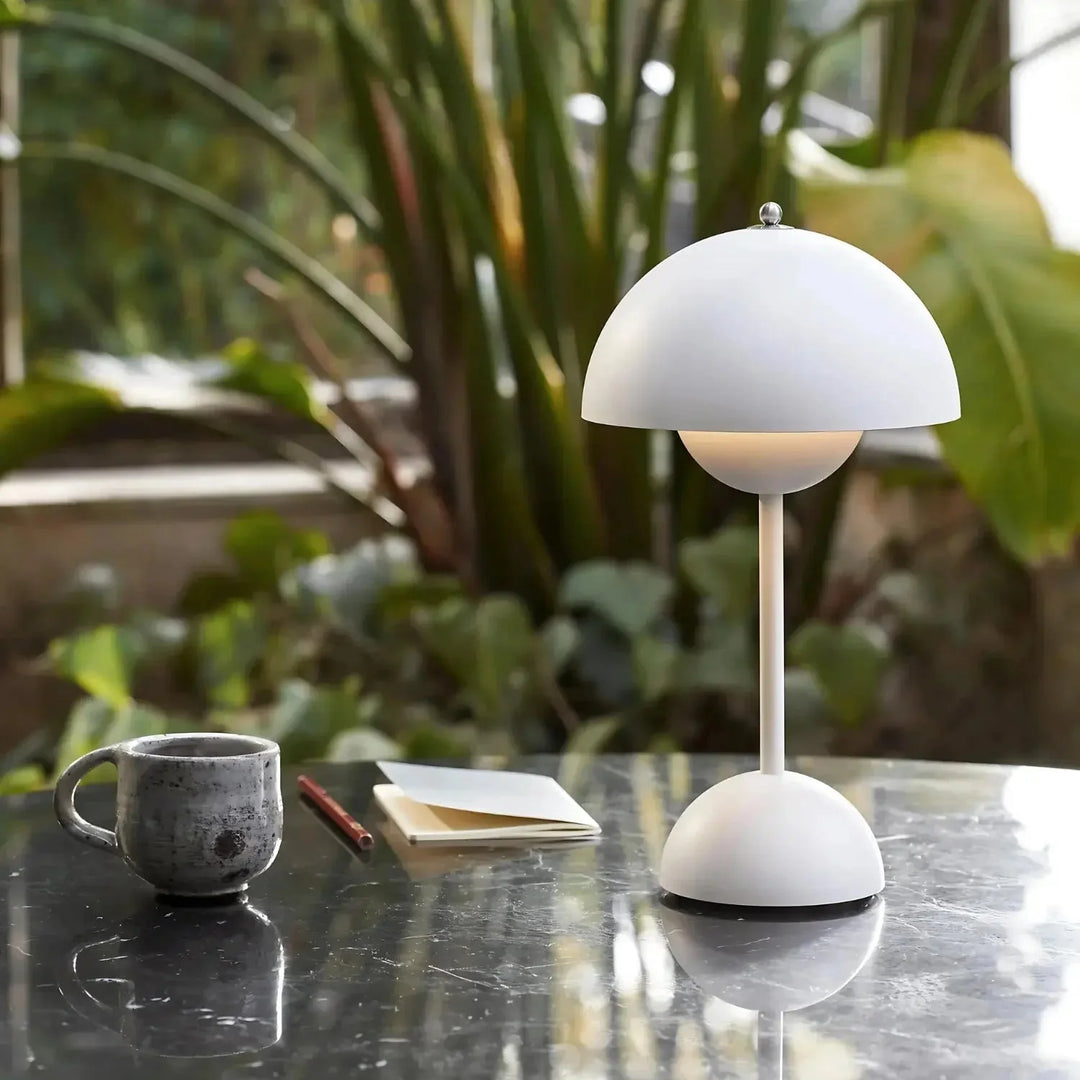 Minimalistische Designer-Tischlampe, skandinavisch, schafft warmes Ambiente im Schlafzimmer oder Flur.