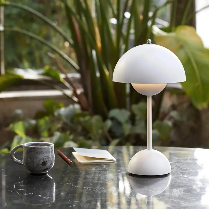 Minimalistische Designer-Tischlampe, skandinavisch, schafft warmes Ambiente im Schlafzimmer oder Flur.