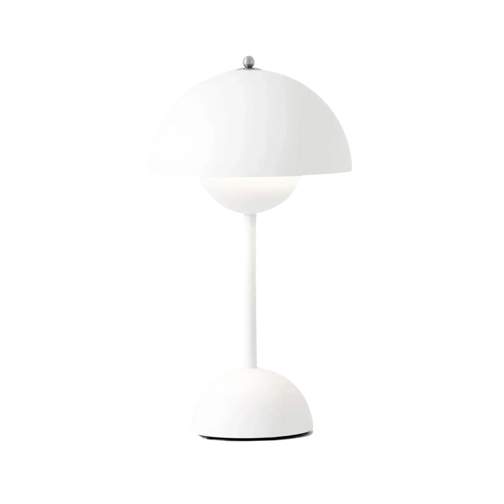 Skandinavische Tischlampe aus Metall für modernes Wohnzimmer-Ambiente und Beleuchtung.