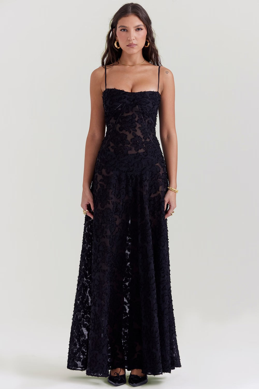 Elegantes langes Spitzenkleid. Festliches Damen-Maxikleid, glänzend und luxuriös für Abendveranstaltungen.