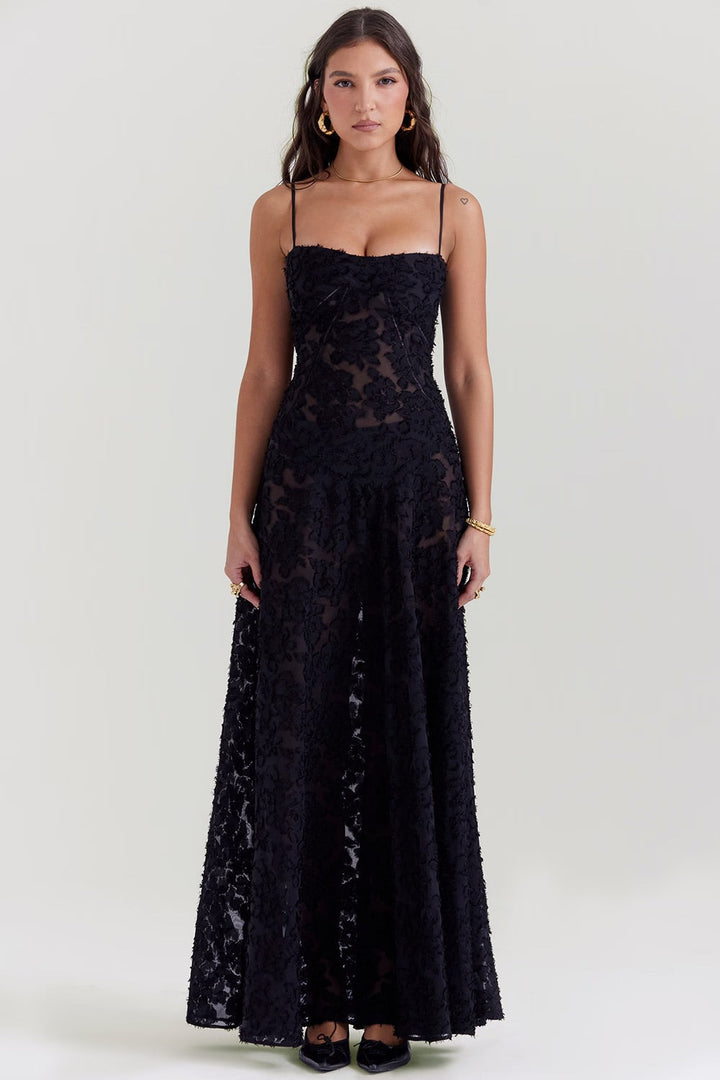 Elegantes langes Spitzenkleid. Festliches Damen-Maxikleid, glänzend und luxuriös für Abendveranstaltungen.