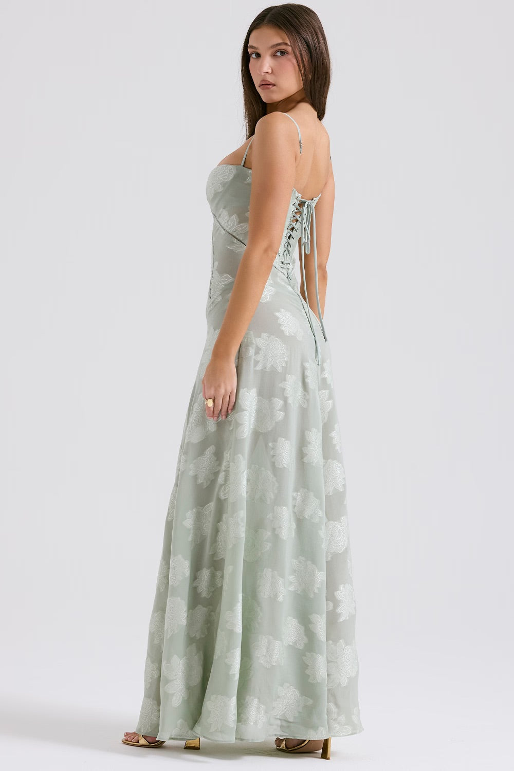 Glänzendes Damen-Maxikleid aus Spitze. Elegantes Abendkleid, lang und stilvoll für festliche Gelegenheiten.