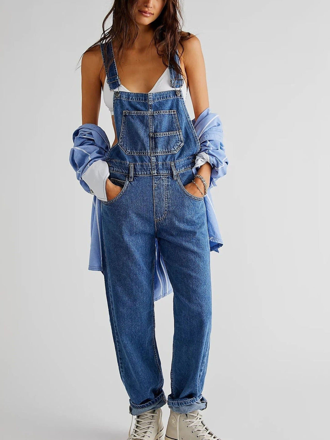 Klassische, bequeme Damen Latzhose für Freizeit & Alltag; vielseitiger Einteiler mit verstellbaren Trägern.