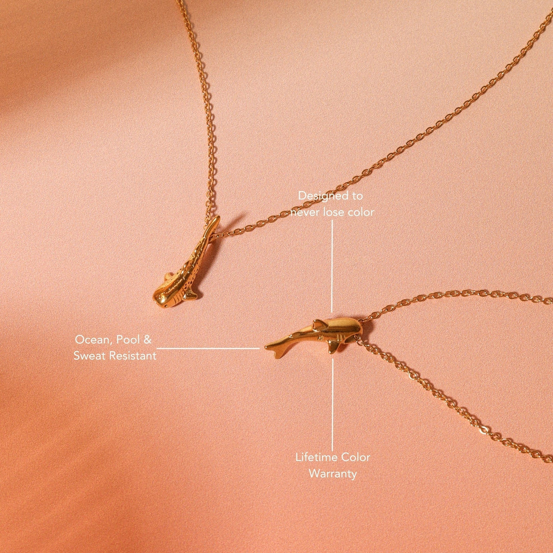 Minimalistische goldene Damen Halskette aus Edelstahl mit Hai-Symbol, wasserfest und beständig.
