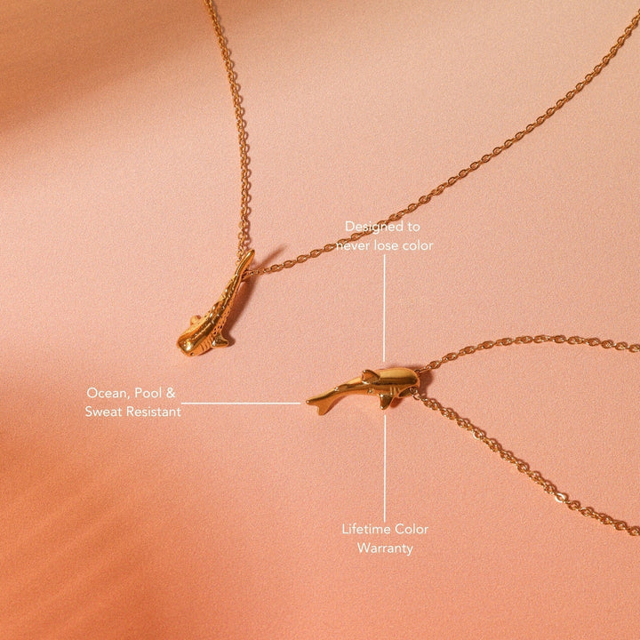 Minimalistische goldene Damen Halskette aus Edelstahl mit Hai-Symbol, wasserfest und beständig.