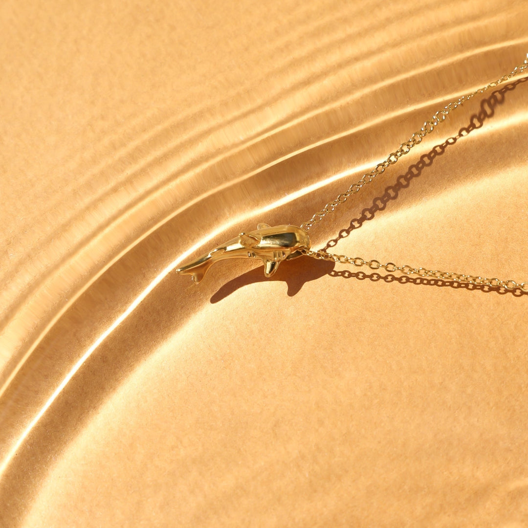 Elegante Damen Hai-Halskette in Silber, perfekt als Geschenk oder Statement-Schmuck für den Sommer.