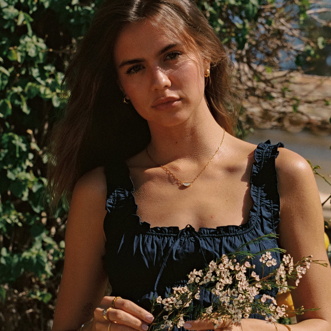 Schmuck: goldener Choker für Frauen mit schillerndem Perlmutt Anhänger, wasserfest.