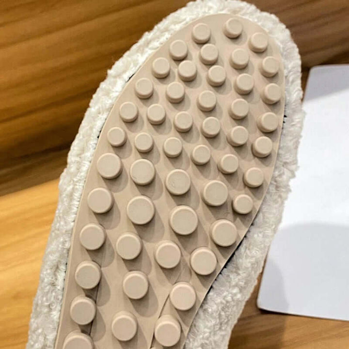 Damen Plüsch Hausschuhe in neutraler Farbe. Gemütliche, bequeme Fußbekleidung mit rutschfester Außensohle.