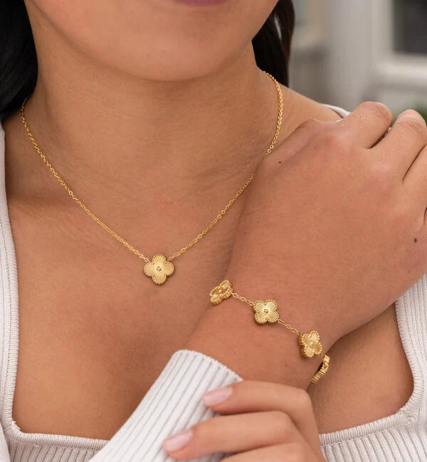 Vergoldetes Edelstahl Kleeblatt Schmuckset für Damen mit Halskette, Armband & Ohrringen. Elegant & stilvoll.