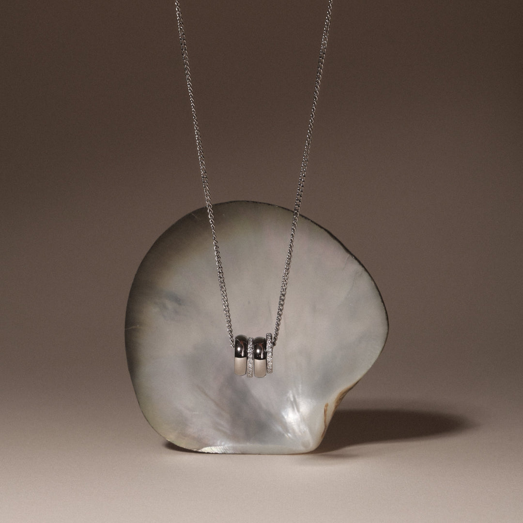 Schimmernde Zirkon-Halskette in Gold für Damen. Wasserfester Alltagsschmuck aus hypoallergenem Edelstahl.
