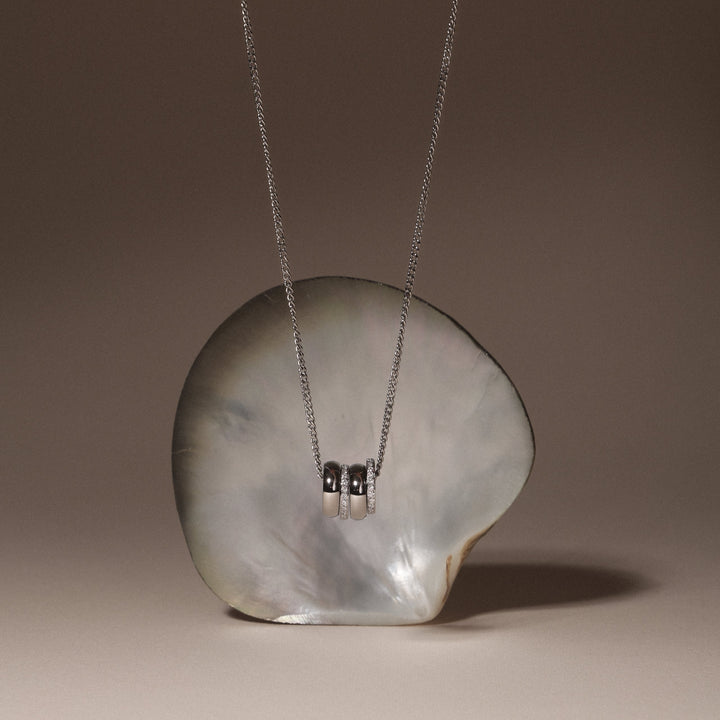 Schimmernde Zirkon-Halskette in Gold für Damen. Wasserfester Alltagsschmuck aus hypoallergenem Edelstahl.