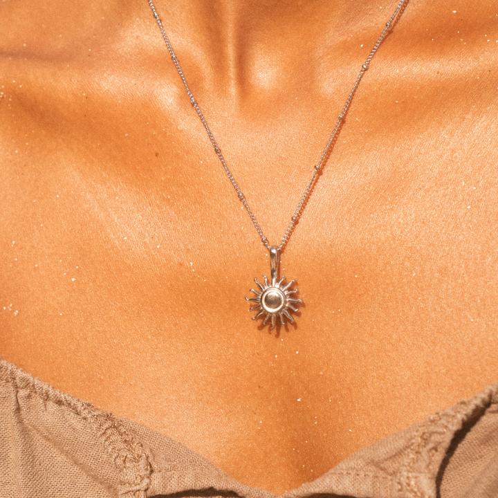 Trendige Damen Halskette mit Sonnen-Anhänger, perfekt für Layering oder als elegante Alltagskette.
