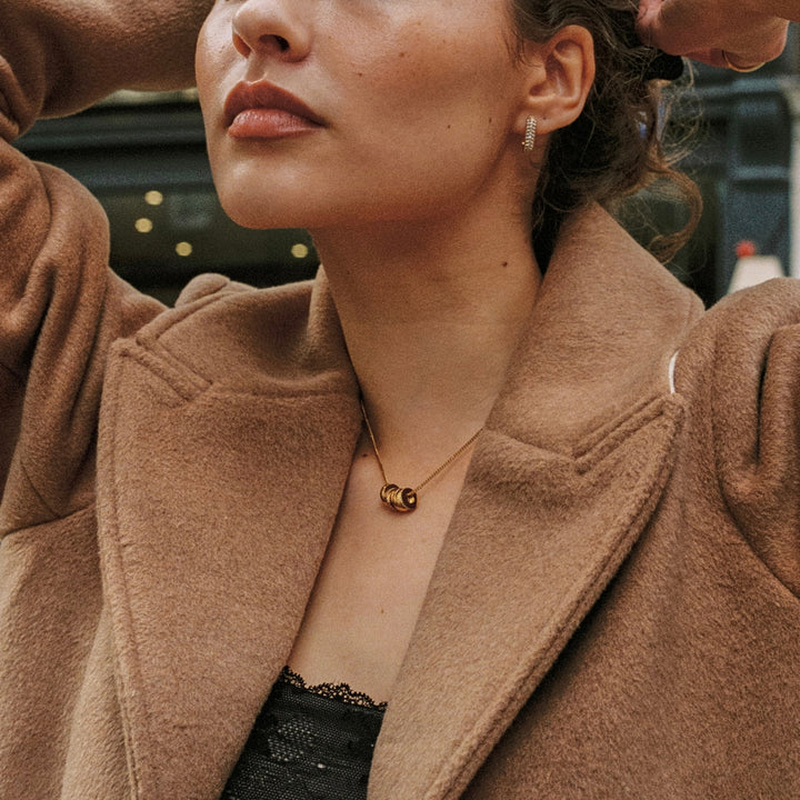 Zwei Damen-Halsketten mit Zirkon-Anhänger: eine in Gold, eine in Silber. Wasserfest & hypoallergen, Edelstahl.