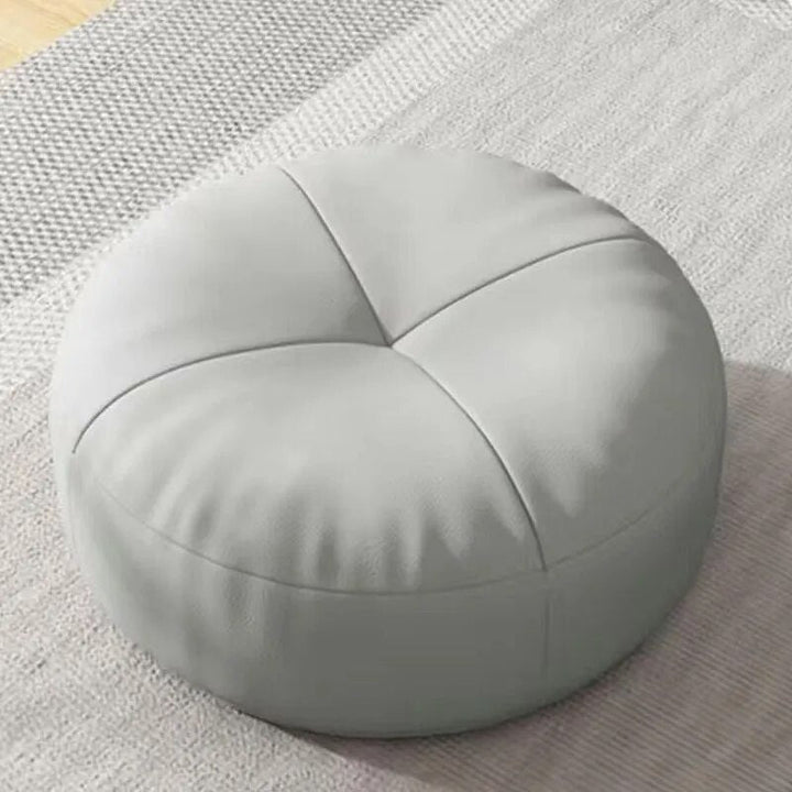 Modernes Bodenkissen in schlichtem Design. Sorgt für eine gemütliche Atmosphäre im Wohnzimmer.