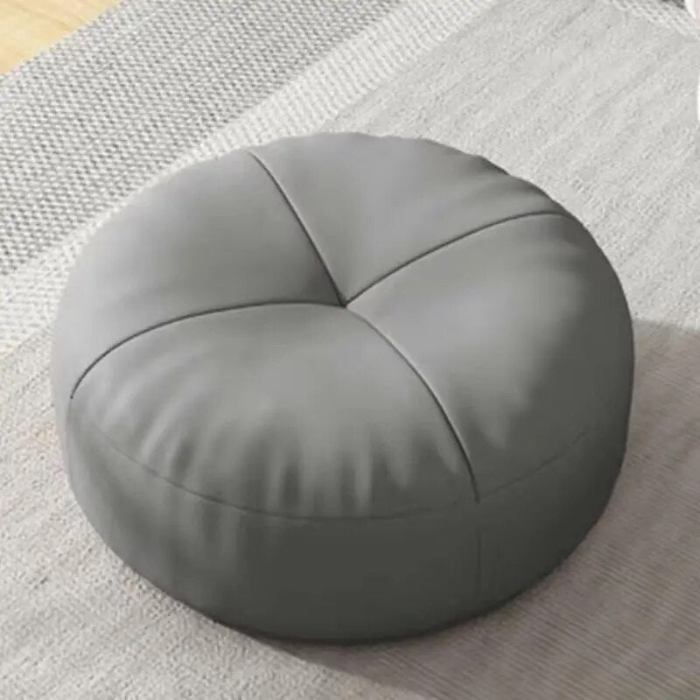 Komfortables Sitzkissen für den Boden, ideal zum Lesen oder Relaxen. Ergänzt moderne Einrichtung.