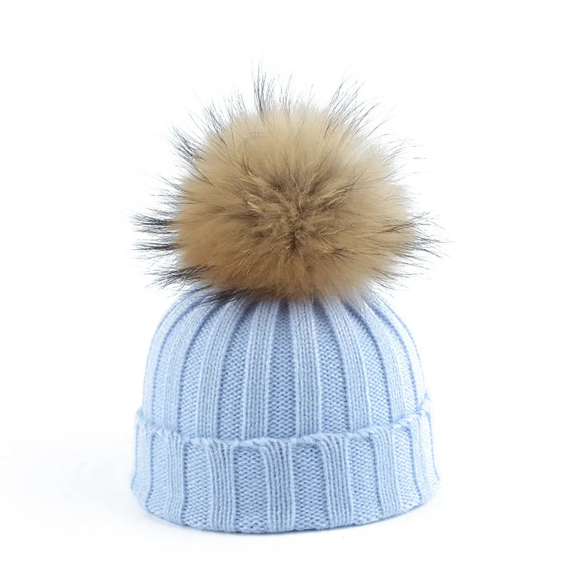 Hochwertige Damen Wintermütze, warm gestrickt mit Kunstfell-Bommel. Ein gemütliches Mode-Accessoire.