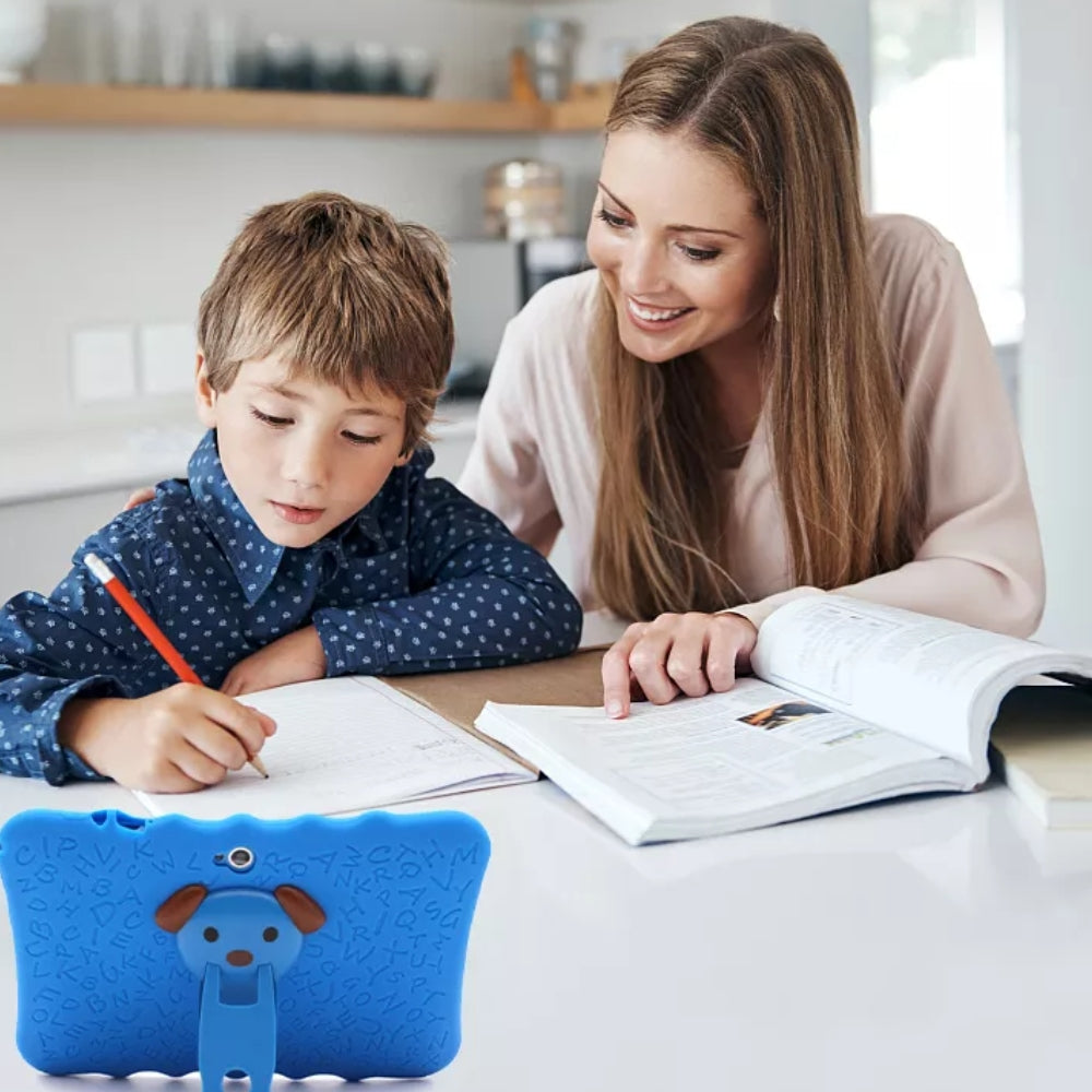 Kind lernt und spielt mit SmartKid 7-Zoll Kinder-Tablet, robustem Lern-Tablet mit Kindersicherung.