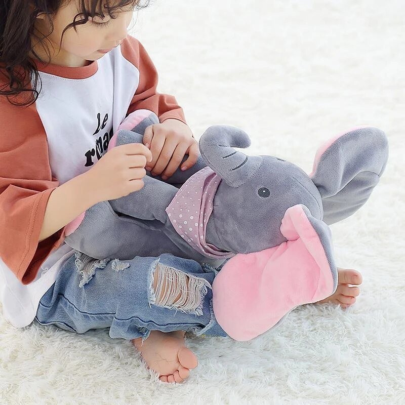 Nahaufnahme von Elefant Ellie, dem singenden Plüschelefanten mit freundlichem Gesicht und weichen Ohren.