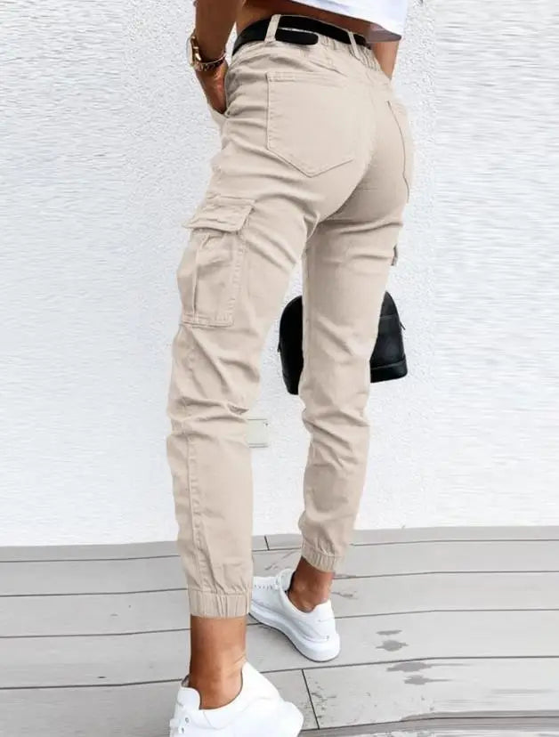 Damen Cargo-Hose, hohe Taille, Slim Fit Design, praktische Taschen, bequemer Freizeitstil.