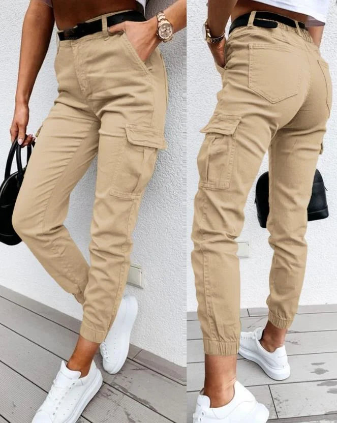 Dame trägt olivgrüne Cargo-Hose mit hoher Taille und Slim Fit für einen schicken Freizeitlook.