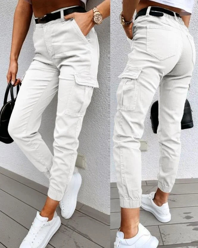 Urbane Damen Cargo-Hose, hohe Taille, Slim Fit, in Beige, perfekt für den modernen Freizeitstil.