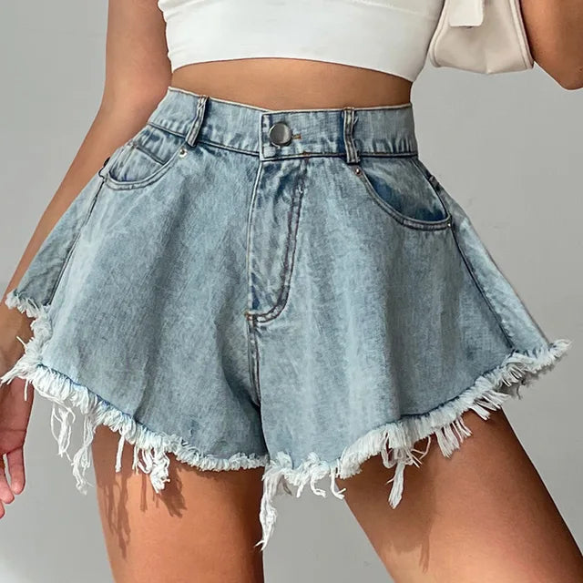 Locker sitzende Damen Sommer Denim-Shorts mit weitem Bein für Casual Freizeit-Looks. Bequeme Nina Shorts.