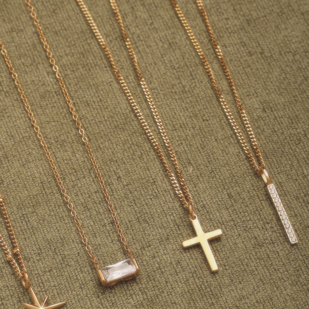 Minimalistische Damen Goldkette mit vertikalem Bar-Anhänger, aus wasserfestem Edelstahl, ideal für jedes Outfit.