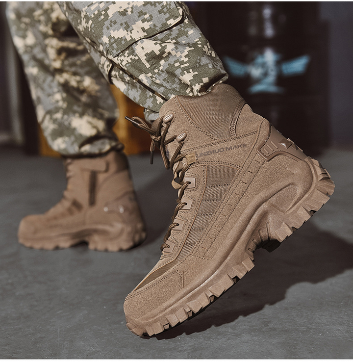 Detailaufnahme der wasserdichten Oberfläche der TrailForce Tactical Arbeitsstiefel für Herren.