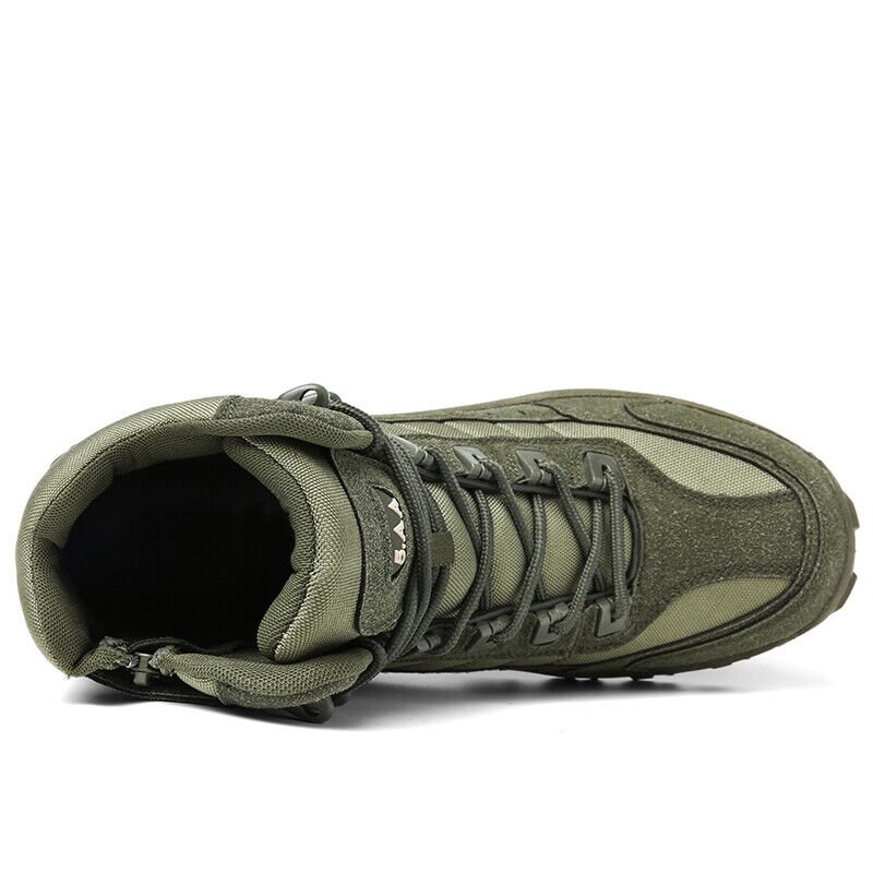 Zwei TrailForce Tactical Herrenstiefel, wasserdicht, taktisch und bereit für den Einsatz.