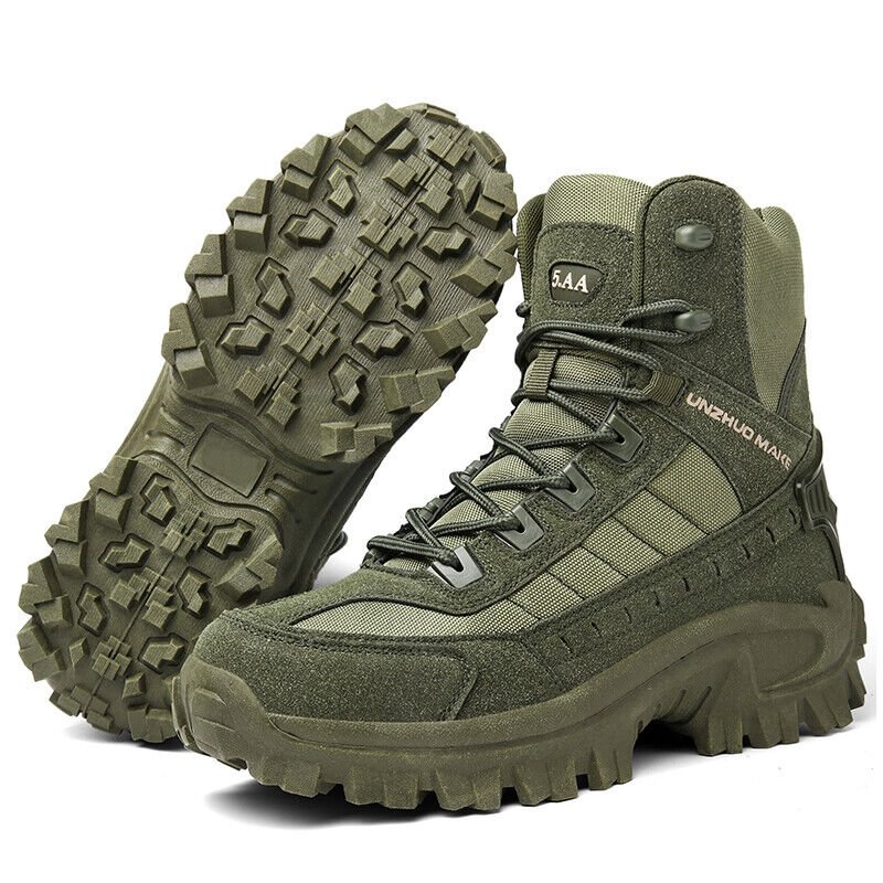 Mann trägt TrailForce Tactical Arbeitsstiefel, wasserdicht und sicher im Gelände.