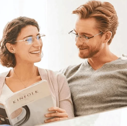 VisionPlus multifokale Brille mit Blaulichtschutz, progressivem Glas. Optimiert für digitalen Augenschutz.