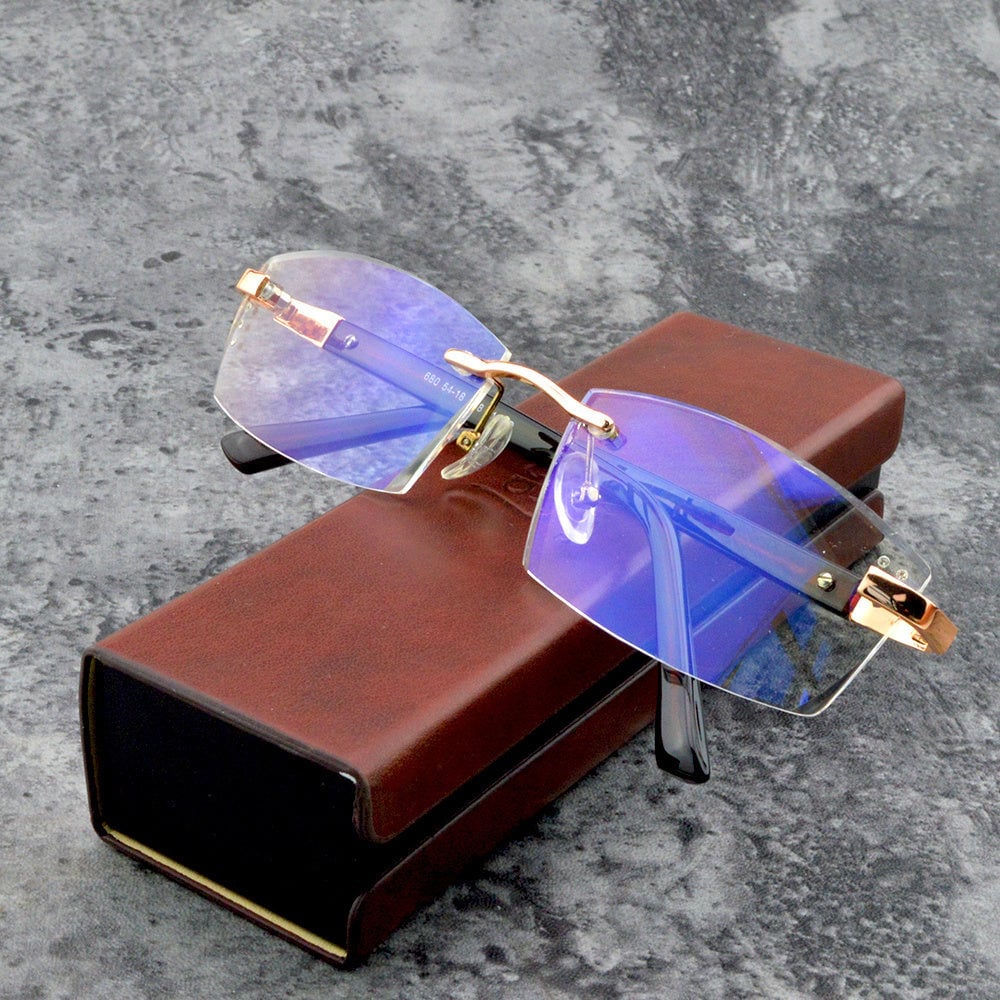 Hochwertige Unisex Lesebrille gold, mit progressivem Multifokalglas für scharfe Sicht & Blaulichtschutz.
