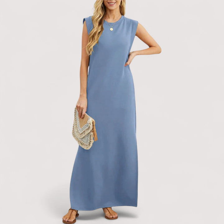 Model trägt ärmelloses Damen Maxikleid A-Linie, leicht & fließend. Ideal als Sommer- & Urlaubskleid.