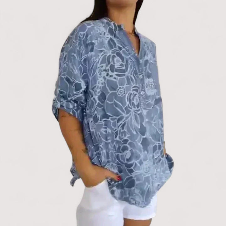 Model trägt lockere, luftige Damen Blumenbluse mit floralem Muster, bequem für sommerliche Freizeit-Looks.