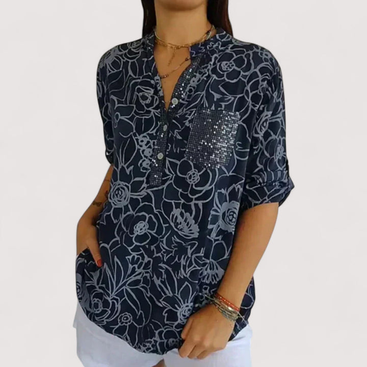 Gefaltete Damen Blumenbluse in floralem Design, leichter Stoff für sommerliche & vielseitige Outfits.