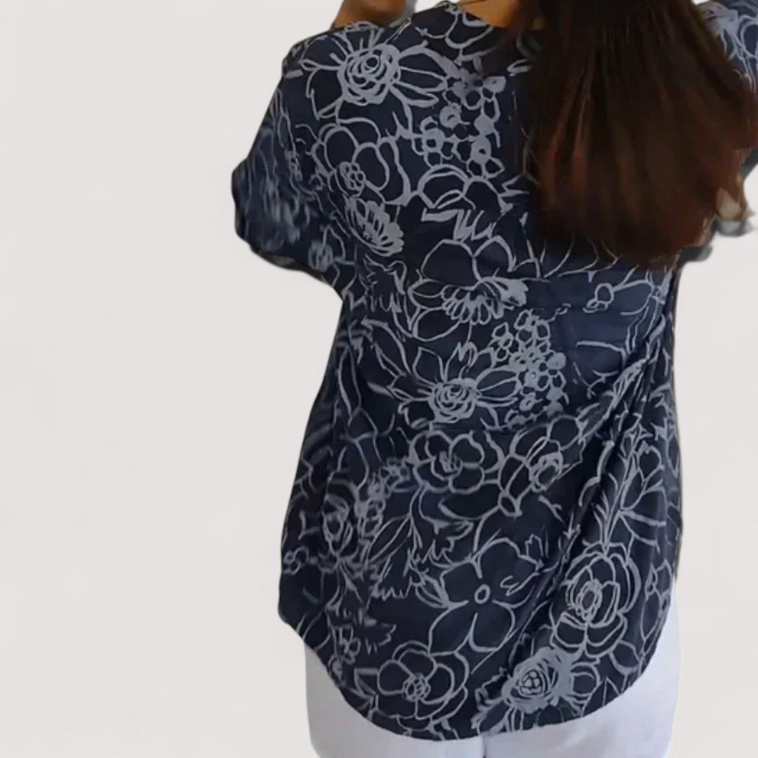 Rückansicht der lockeren Damen Blumenbluse, leicht und luftig, bequem für warme Frühlings- und Sommertage.