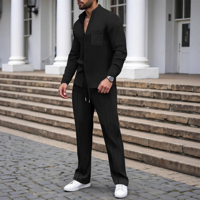 Modernes Herren Waffel Zweiteiler Set. Langarm-Hemd und bequeme Hose, ideal für Alltag, Reise & entspannte Stunden.