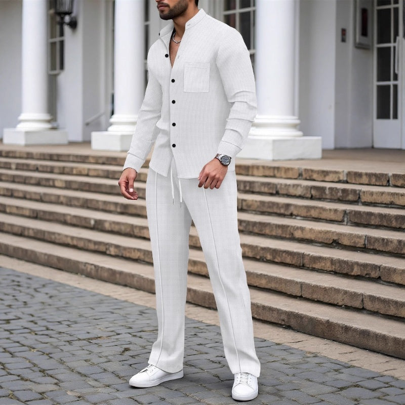 Detailansicht des weichen Waffelgewebes vom Herren Set. Komfortables Langarm-Hemd & Hose für den Casual Look.