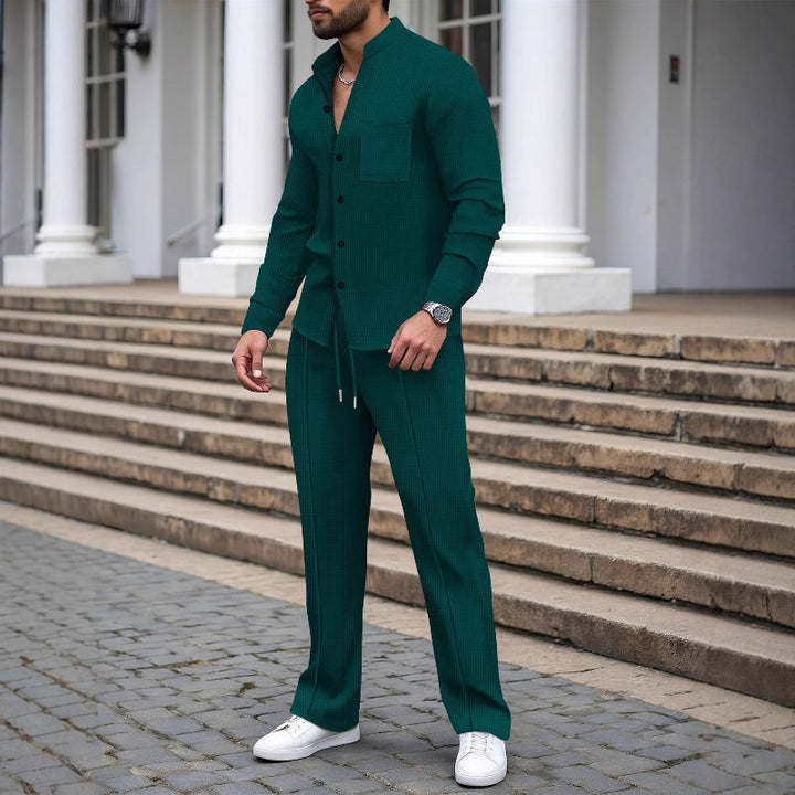 Komfortables Herren Waffel Set: Langärmliges Hemd und passende Hose. Perfekt für einen entspannten Casual Look im Alltag.