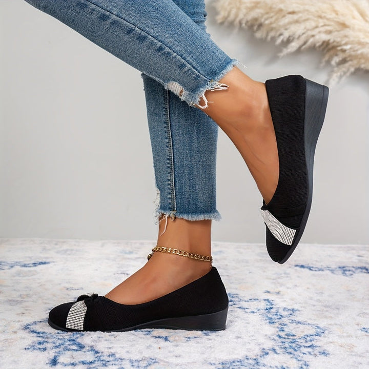 Komfortable silberne Damen Keilschuhe mit leichtem Keilabsatz, ideal für sommerliche Eleganz.