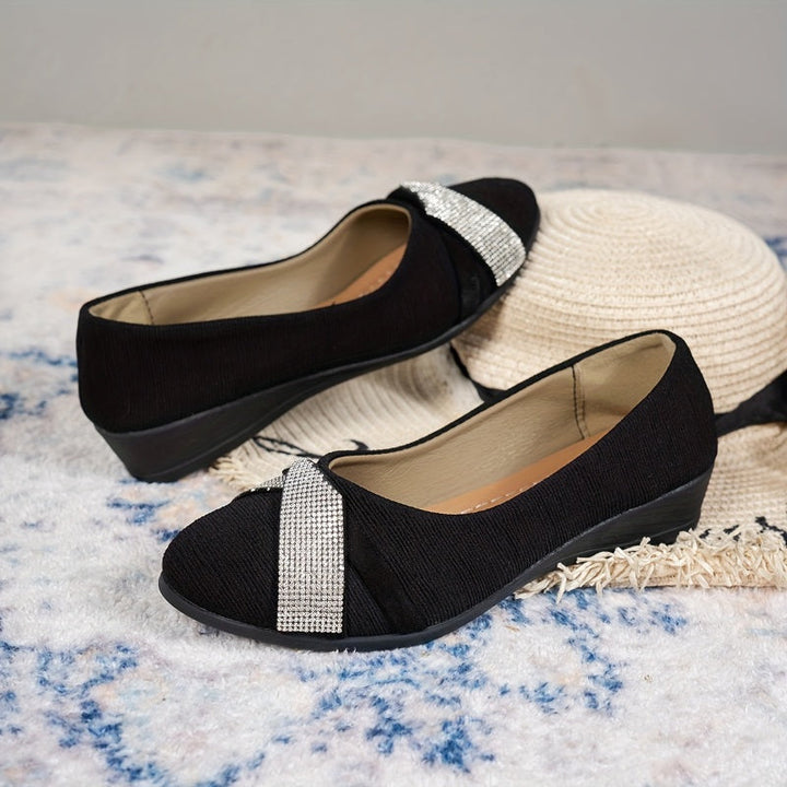 Profilansicht von eleganten Damen Keilschuhen in Silber-Grau, leicht und komfortabel für trendige Looks.