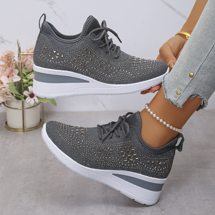 Orthopädischer Damen-Sneaker mit Keilsohle, Strass & Fußgewölbestütze für optimalen Komfort.