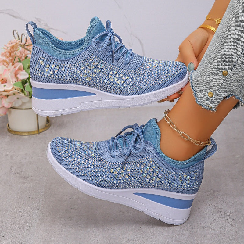 Damenschuhe: orthopädische Sneaker mit Strass, Keilsohle & komfortabler Fußgewölbestütze.