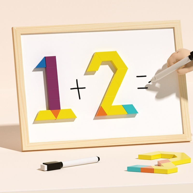 Kind ordnet bunte magnetische Holzformen zu: Lernspielzeug zur Förderung von Formen, Farben & Feinmotorik.