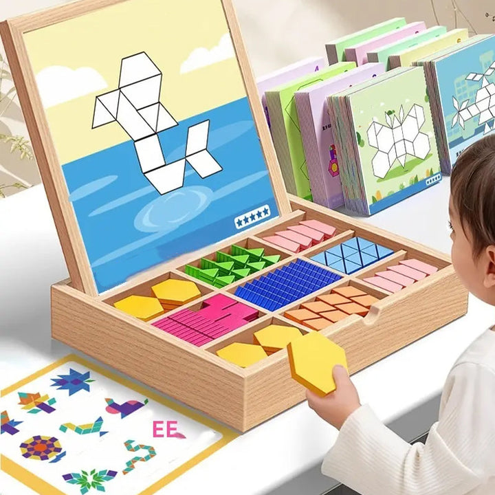 Fröhliches Kind spielt mit interaktivem magnetischem Holzspiel: Formen, Farben & Kreativität spielerisch fördern.