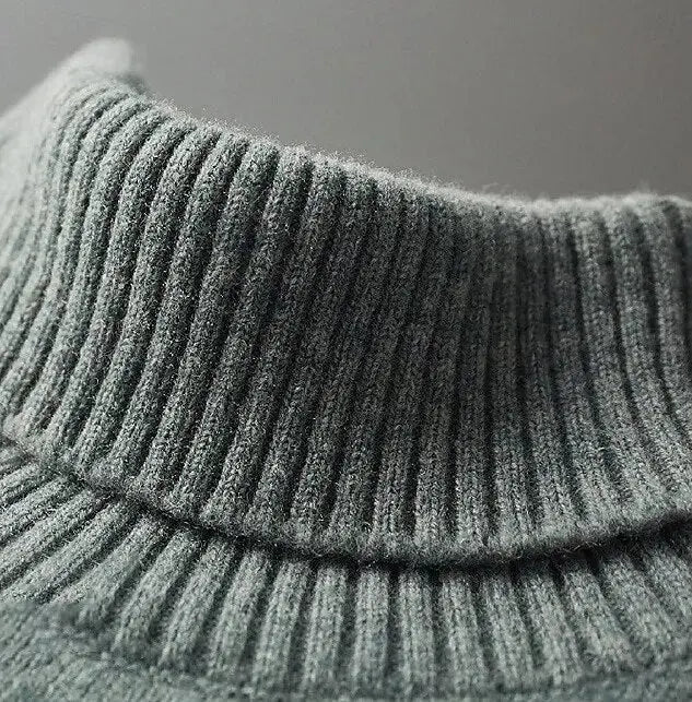 Warmer Herren Rollkragenpullover für kalte Wintertage. Kuschelig, chic und ein Basic der Herrenmode.
